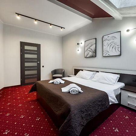 Apartments On Zaliznychna 49 Ιβανό-Φρανκίβσκ Εξωτερικό φωτογραφία