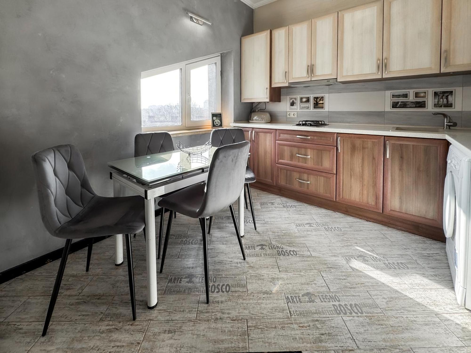 Apartments On Zaliznychna 49 Ιβανό-Φρανκίβσκ Εξωτερικό φωτογραφία