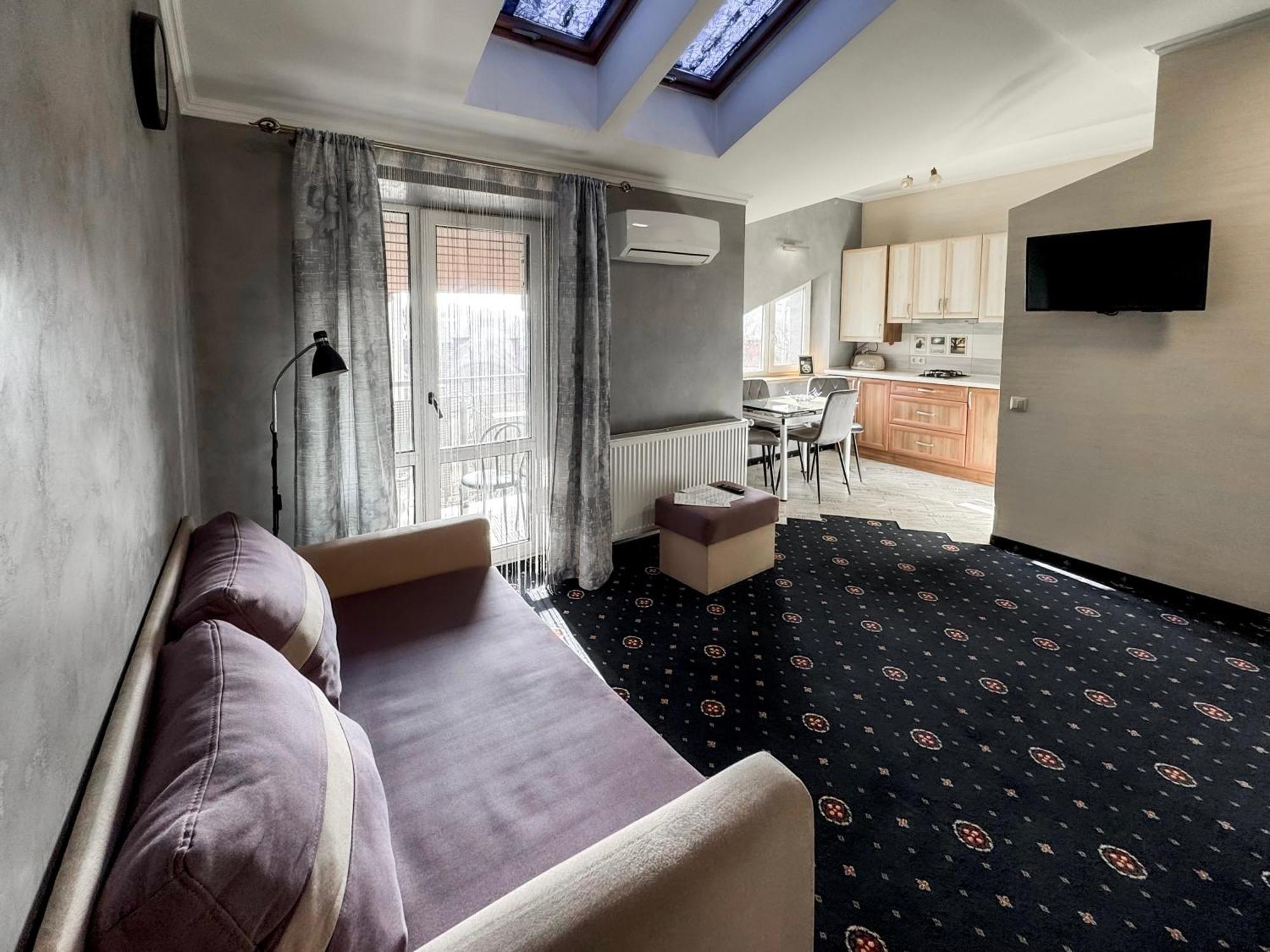 Apartments On Zaliznychna 49 Ιβανό-Φρανκίβσκ Εξωτερικό φωτογραφία