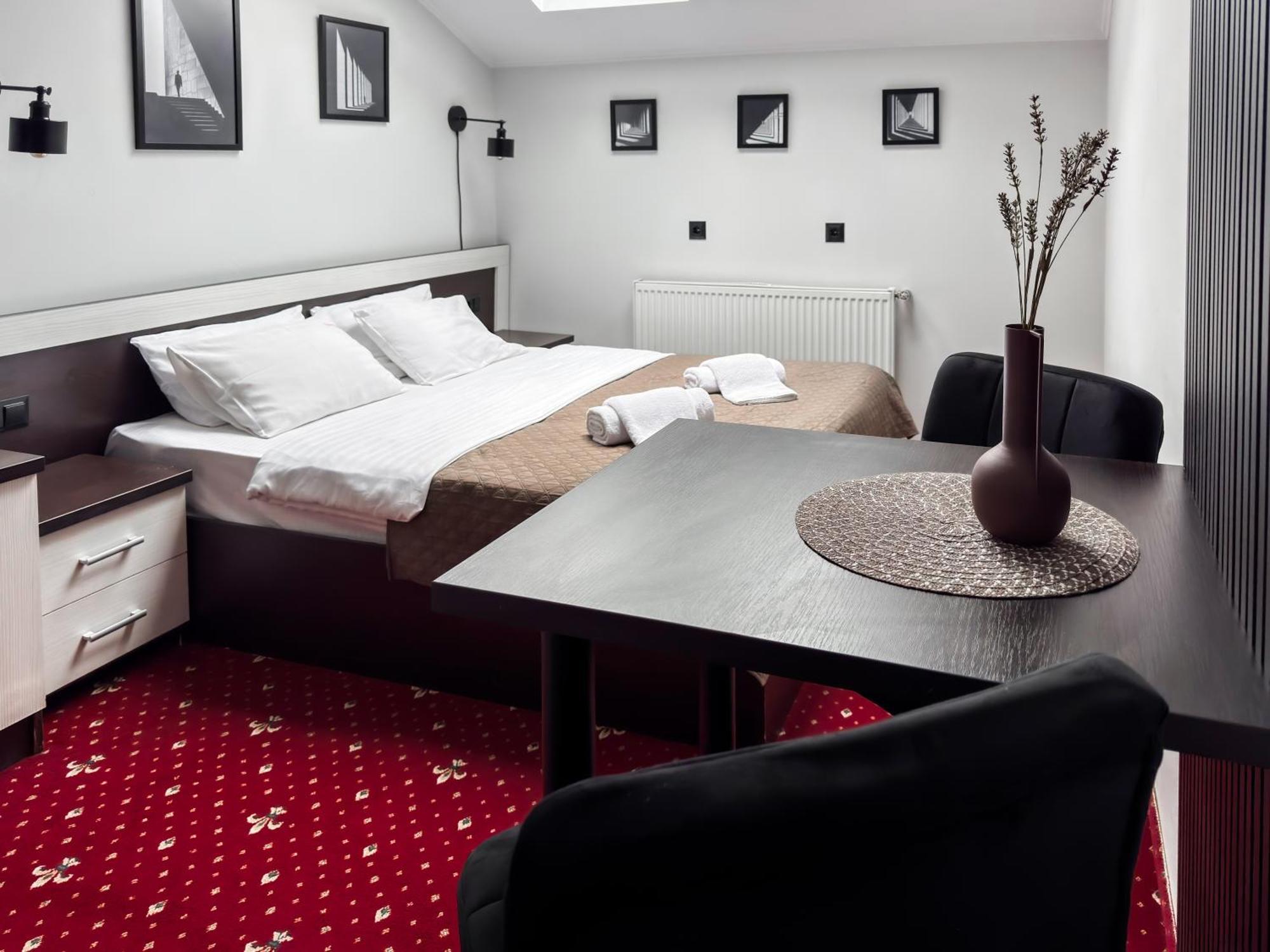Apartments On Zaliznychna 49 Ιβανό-Φρανκίβσκ Εξωτερικό φωτογραφία
