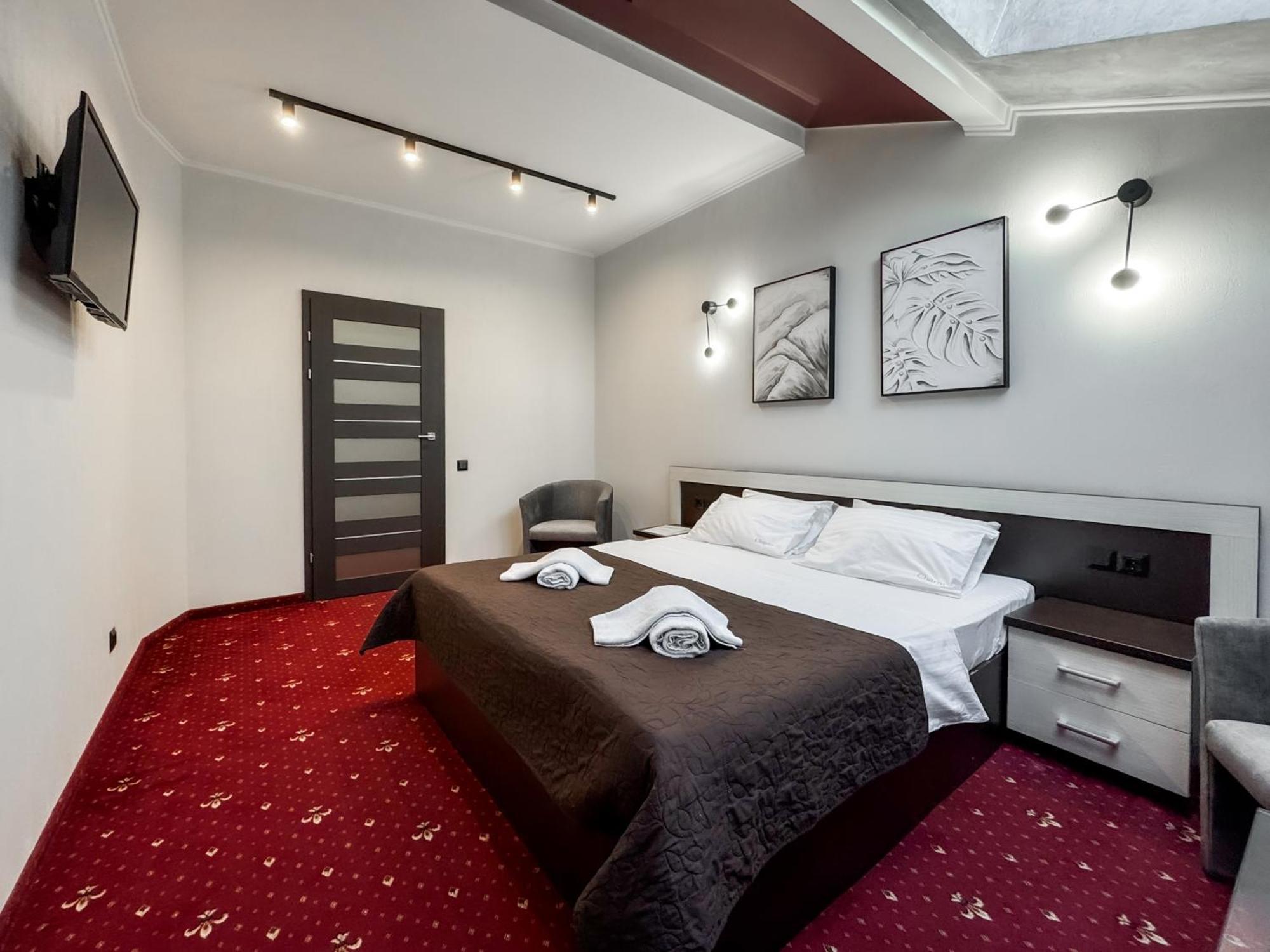 Apartments On Zaliznychna 49 Ιβανό-Φρανκίβσκ Εξωτερικό φωτογραφία