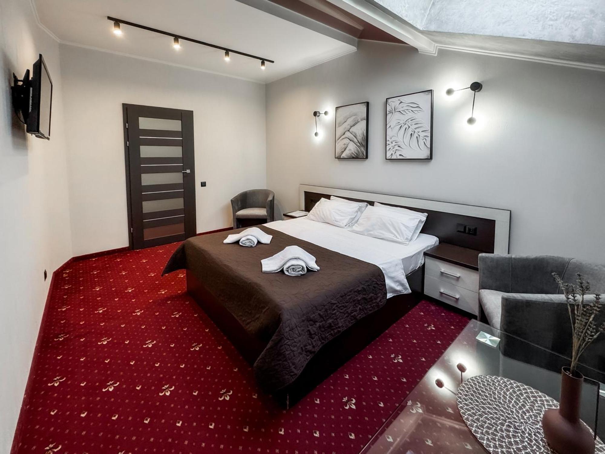 Apartments On Zaliznychna 49 Ιβανό-Φρανκίβσκ Εξωτερικό φωτογραφία
